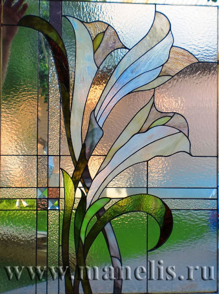 v156.jpg - Витраж в окно "Лотос" выполненный в технике "Тиффани". Автор Владимир Кошаев.