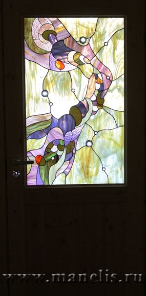 v172.JPG - Преображение дверного проема украшенного художественным витражом. Автор Ю.Манелис.